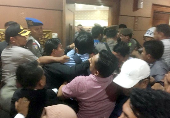 Sidang Pelantikan DPRD Riau Heboh Gara-gara Empat Orang Mahasiswa Demo di Ruang Paripurna