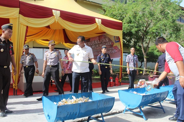 Miras dan Ribuan Bungkus Rokok Illegal Dimusnahkan