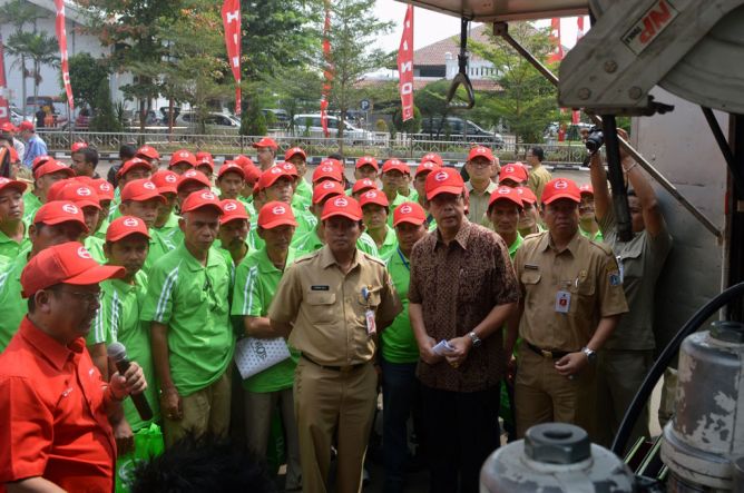 Biar Tetap Aman, Pengemudi Truk Sampah juga Dilatih Safety Driving 