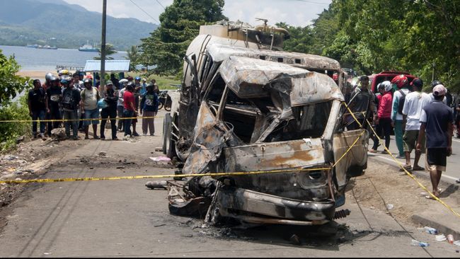 Massa Bakar Sejumlah Kendaraan, Lalu Lintas Manokwari Lumpuh 