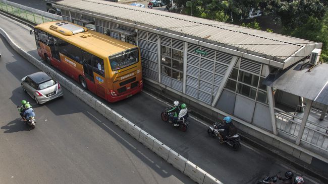 Ahok Menumpang Bus TransJakarta Ke Balai Kota