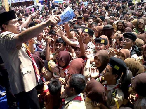 Uang Bergambar Bupati Achmad Dibagi-bagikan kepada Ribuan Anggota Pramuka