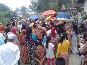 Ribuan Warga Sinamananek antar 2 orang siswa ke Kairo
