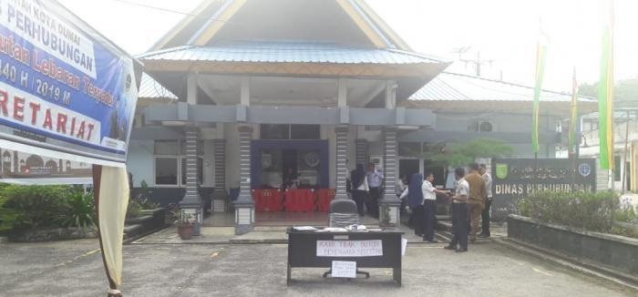THR Tak Kunjung Dibayarkan, ASN Dishub Dumai Keluarkan Meja Bendahara dari Kantor