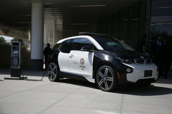 Mobil Listrik BMW dan Tesla jadi Kendaraan Dinas Kepolisian Los Angeles 