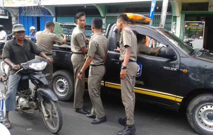 Pedagang Menolak Dagangannya Diangkut