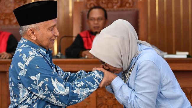 Ratna Sarumpaet Minta Maaf dan Cium Tangan Amien Rais
