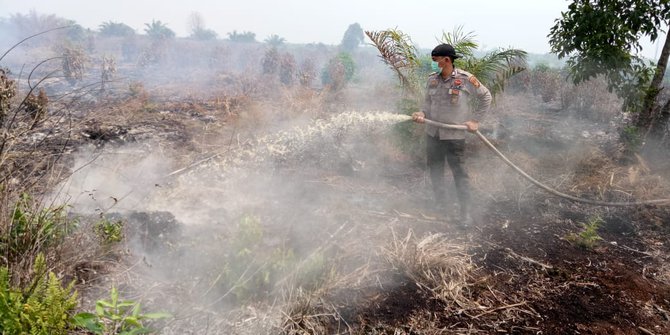 Panas Terik, Kapolres Inhil Pimpin Pemadaman Kebakaran Lahan di Keritang 
