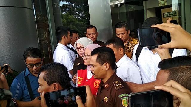 Berompi Tahanan Kejaksaan, Ratna Sarumpet Dibawa ke Rutan Polda Metro Jaya 