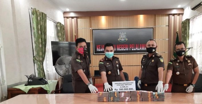 Kejaksaan Pelalawan Eksekusi Rp500 juta dari Tengku Al Azmi