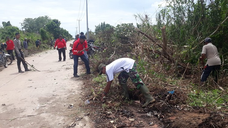 Hidupkan Gotong Royong, Camat Pekaitan Berbaur Bersama Warga 