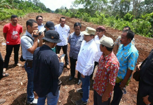 Tak Ingin Kisah Buruk Terulang, Bupati Kep Meranti Tinjau Langsung Pengerjaan Jalan Lukun-Seitohor