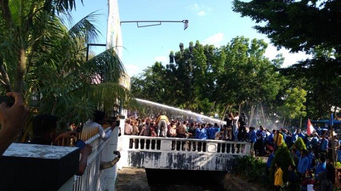 BREAKING NEWS: Ratusan Mahasiswa Geruduk Kantor DPRD Provinsi Riau, Polisi Tembakkan Water Canon 
