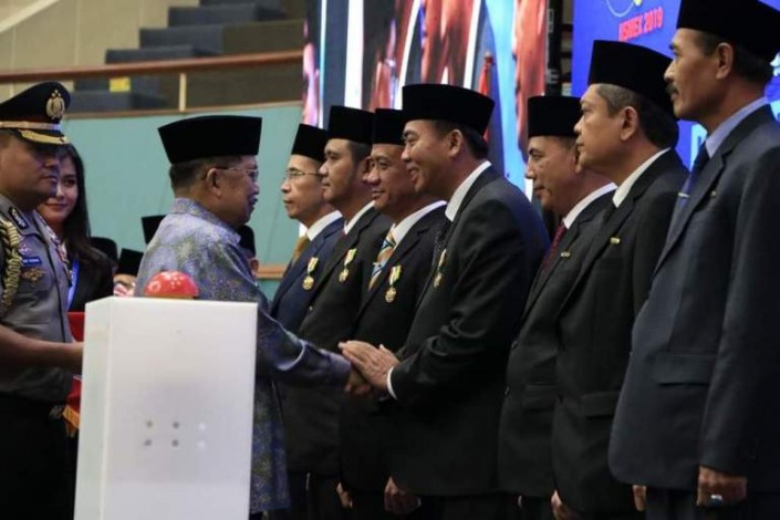 Walikota Firdaus Terima Penghargaan dari Wakil Presiden