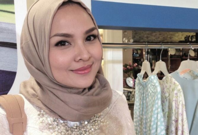 Dolar Naik, Ini Siasat Desainer Ria Miranda