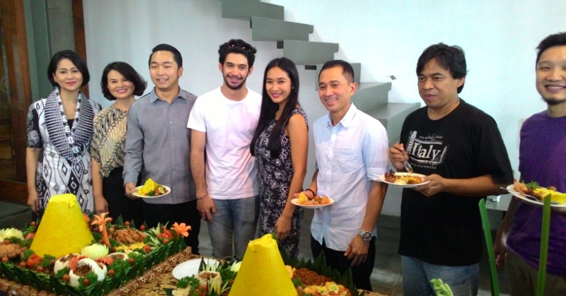 Reza Rahadian Rela Lepas Kontrak Demi Happy Salma