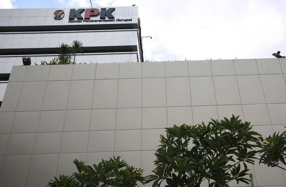 Usai OTT, KPK Terbangkan Bupati Banyuasin ke Jakarta 