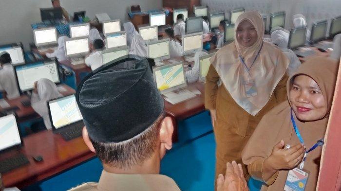 Tinjau Pelaksanan UN SMP dan UASBN SD, Bupati Pelalawan Riau Singgung Arus Listrik yang Padam
