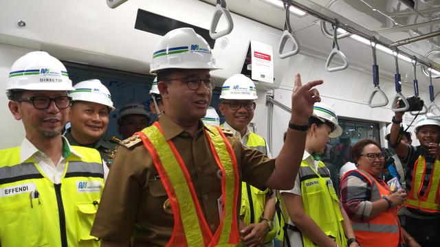 Influencer Berfoto Injak Bangku MRT, Anies Ingatkan Etika 