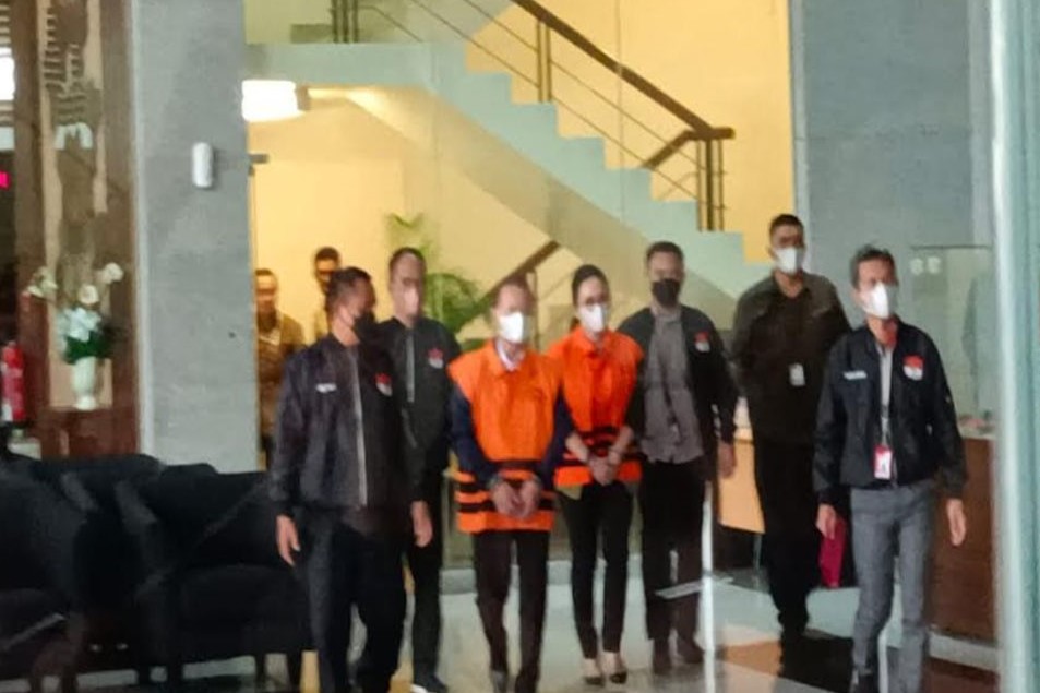 Pasangan Suami Istri Ditahan KPK 