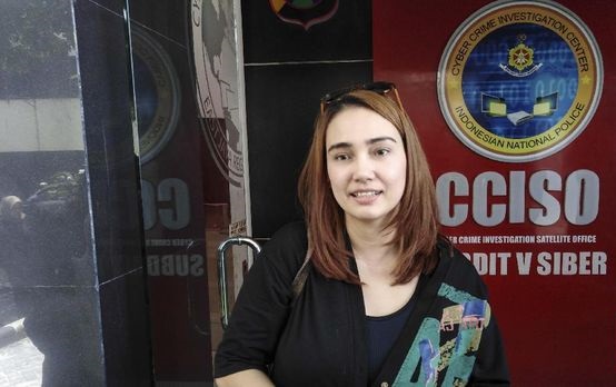 Feby Febiola Besuk Vanessa Angel di Tahanan Polda Jatim