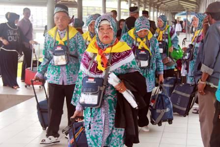 Kemenag Dumai Segara Serahkan Koper Haji