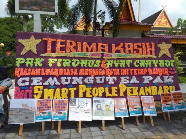 Papan Bunga Pendemo Viral, Tulisannya Bikin Senyum-senyum Sendiri 