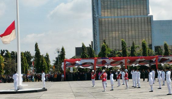 Dipimpin Gubri, Upacara HUT ke-71 RI Berlangsung Hikmad