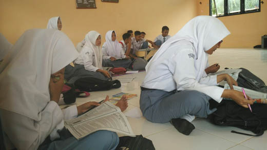 Siswa SMAN 2 Rambah Rohul Masih Belajar Beralaskan Lantai