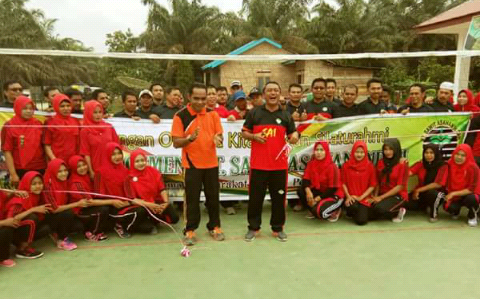 PT SAI Serahkan Bantuan Lapangan Volly dan Alat Olahraga Pada Desa Sangkir Indah 