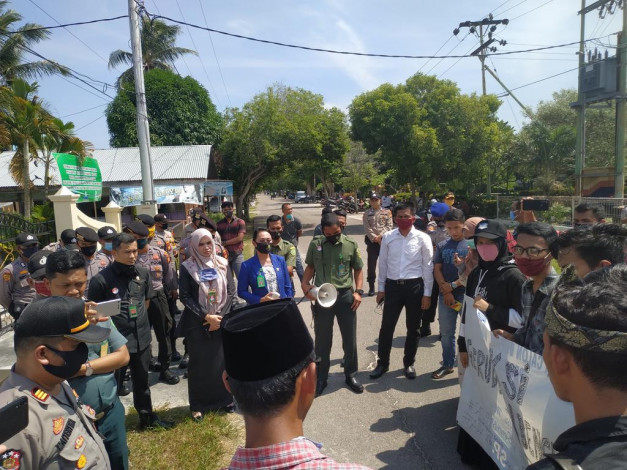 Kecewa Putusan Bebas Tiga WNA, Mahasiswa Demo PN Bengkalis