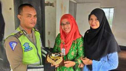 Ditegur Langgar Lalin, Pengendara Justru Hadiahi Polantas Kue Tart 