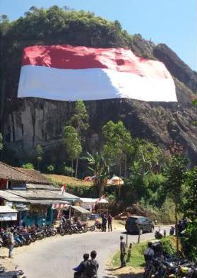 Bendera Raksasa Merah Putih Terbentang di Tebing Batu Numpang