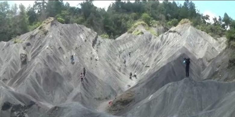 Berselancar di Gumuk Pasir Toraja, Sensasinya Beda 
