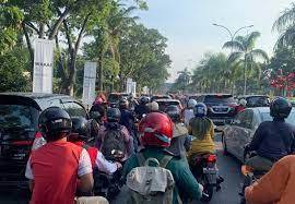 Akibat PPKM, Kendaraan Mengular di Fly Over Nangka-Sudirman Pekanbaru