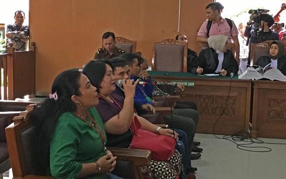 Tangis Ibu Korban Bom Samarinda di Sidang Aman Abdurrahman