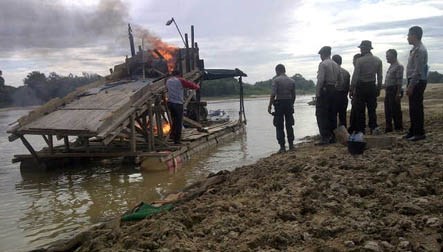 Tertibkan PETI di PT TBS, 17 Rakit Dompeng Dimusnahkan
