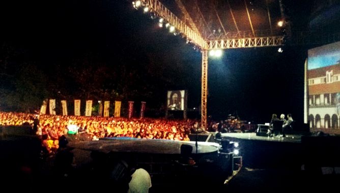 Lapangan Penuh, Mahasiswa Nobar MOS di Sekitar Lokasi