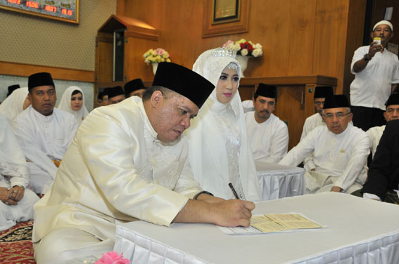 Disaksikan Gubri, Bupati Inhu Jalani Akad Nikah