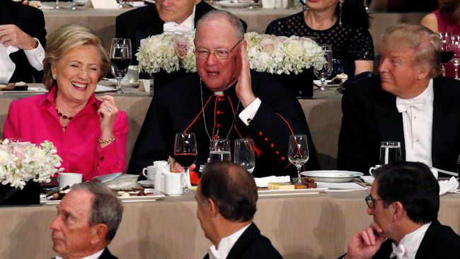 Di Meja Makan, Trump dan Clinton Saling Serang dengan Lelucon 