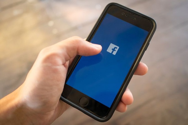 Facebook Uji Coba Tampilan Baru Mirip Twitter