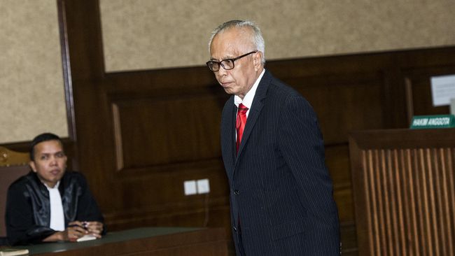 MK Tak Dapat Terima Gugatan OC Kaligis Soal KPK 