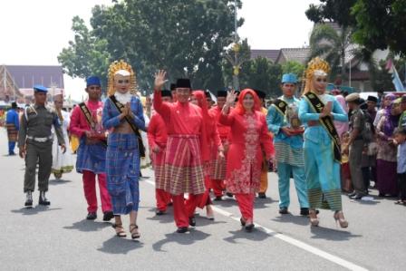 Bupati Inhil Pimpin Kafilah Inhil Pada Pawai Taaruf MTQ XXXV Riau 
