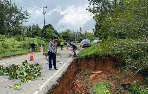 Jalan Lintas Riau - Sumbar Longsor Lalulintas Buka Tutup