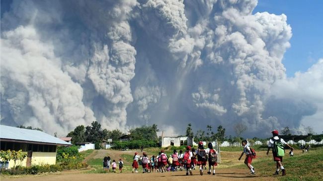 Sinabung Erupsi, Kolom Abu Capai 2.000 Meter