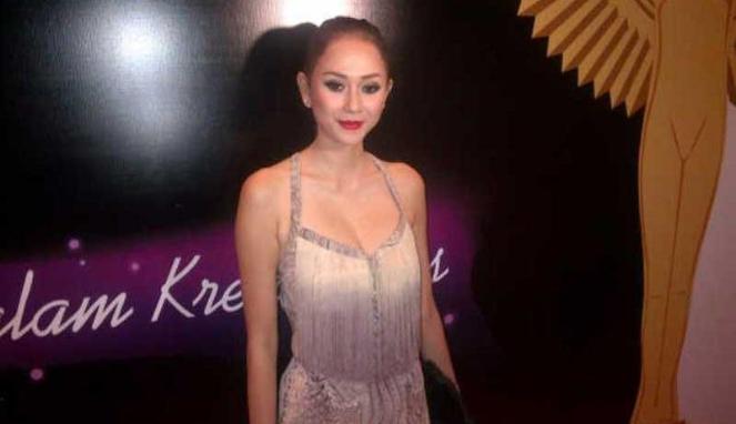 Heboh Gaun Seksi Aura Kasih 