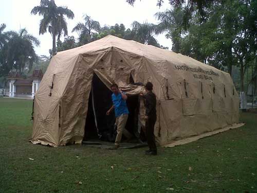 Halaman Kantor Walikota Didirikan Tenda Isolasi Asap.