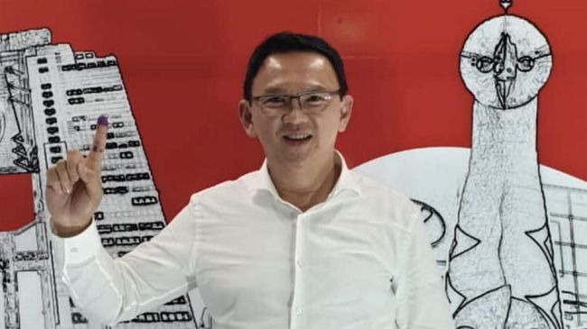 Ahok Acungkan Telunjuk Bertinta Usai Nyoblos di Osaka