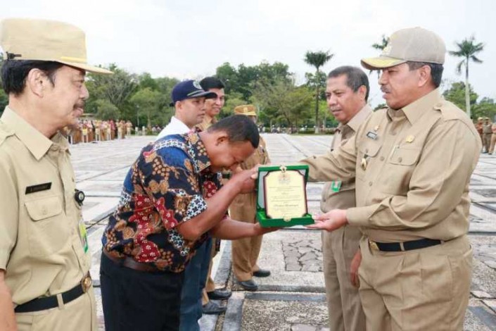 Bupati Siak Alfedri Serahkan Tiga Penghargaan dari Kementerian