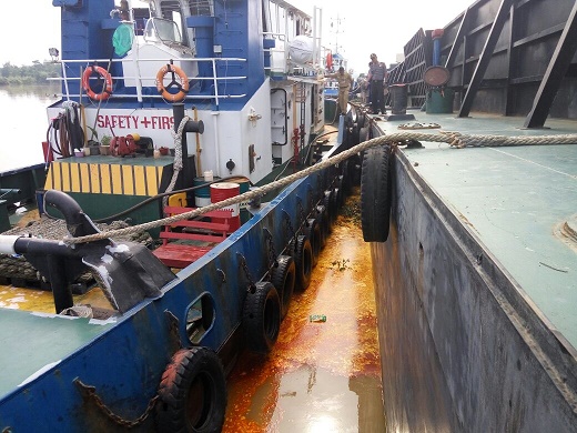 Tumpahkan Minyak CPO di Sungai Indragiri, Pimpinan Tongkang Diperiksa Polisi